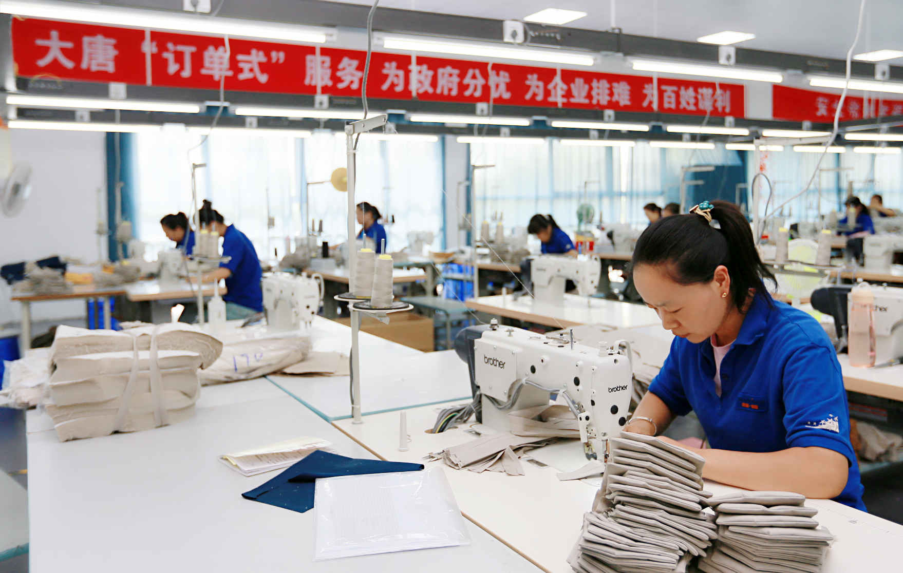 4.中國大唐引進“訂單式”扶貧企業(yè).，讓異地搬遷群眾實現(xiàn)家門口就業(yè).jpg