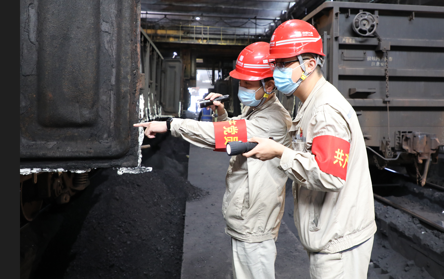 黨員沖鋒在前，攻堅克難。李鑫攝.png