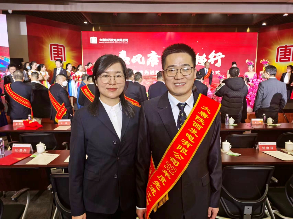 4.韓城第二發(fā)電公司楚樂、李玉珍夫婦在獲獎現(xiàn)場（曹軍科攝）.jpg