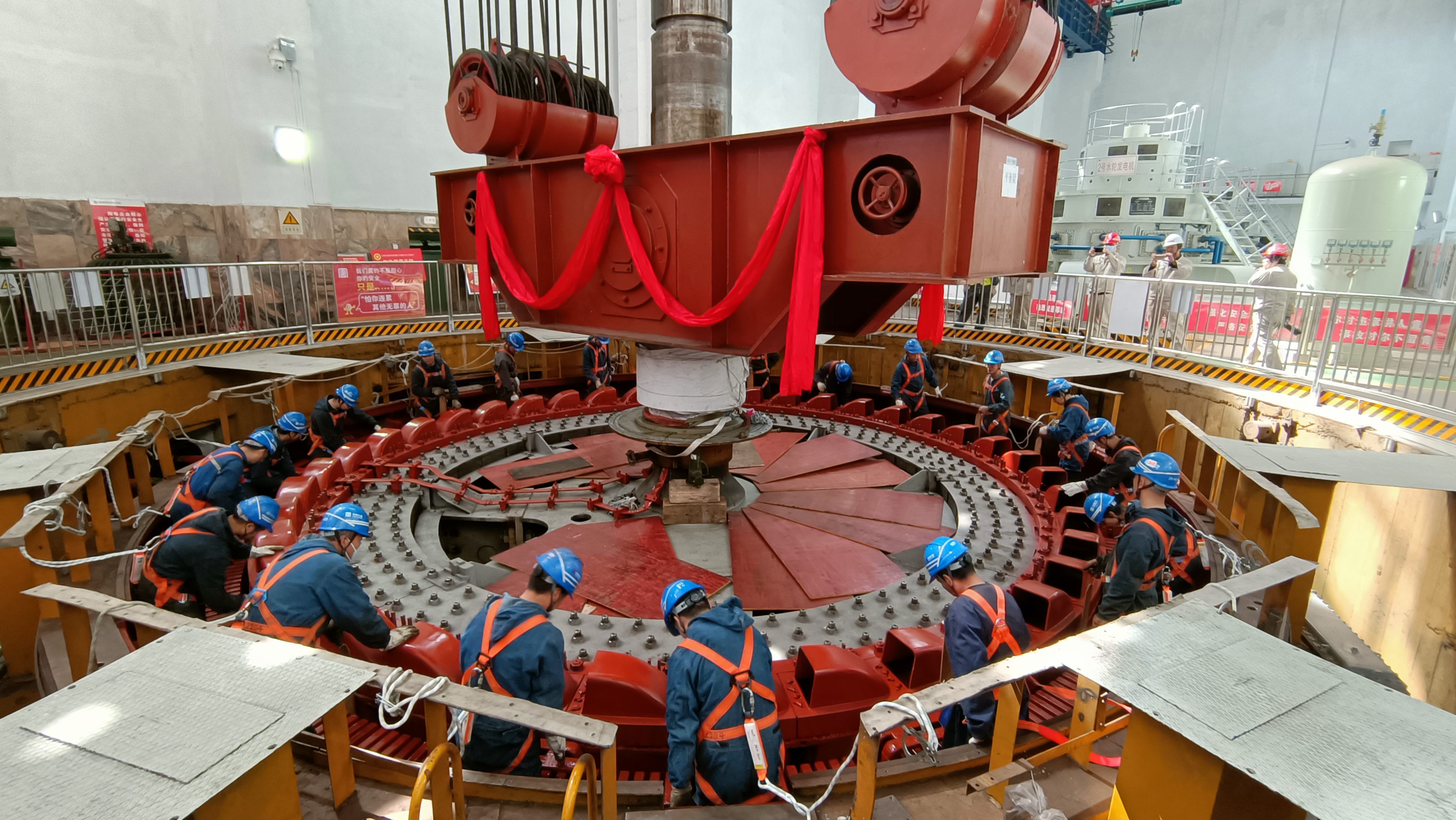 碧口水電廠發(fā)電機(jī)轉(zhuǎn)子回裝現(xiàn)場（劉小娟攝）.jpg