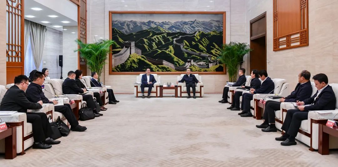 4，26會(huì)見(jiàn) df8a9bca2a5d96592a22791dc1068a2.jpg