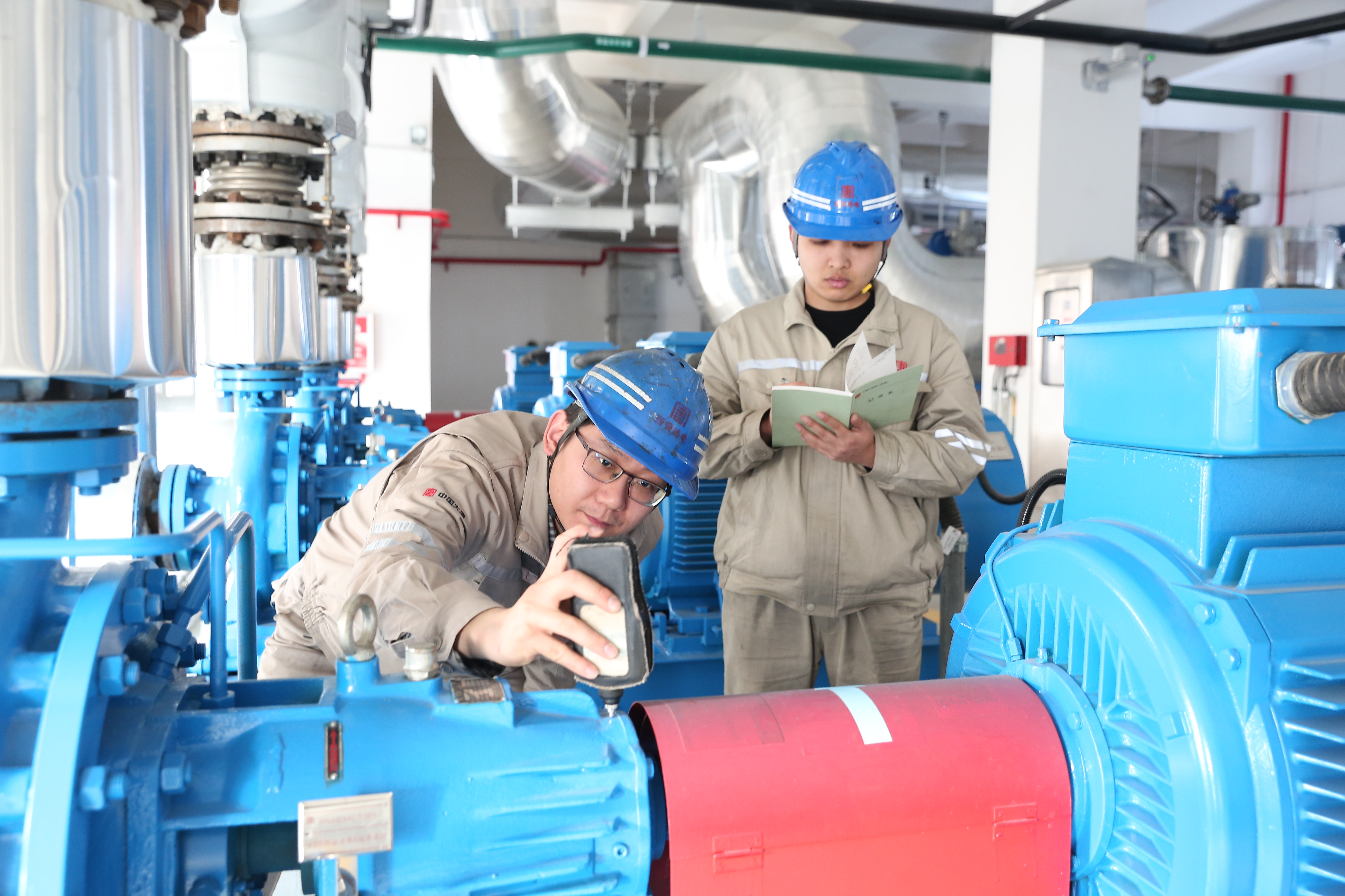 1689831323280029649.jpg 7.西安熱電廠供熱首站設備檢查.jpg