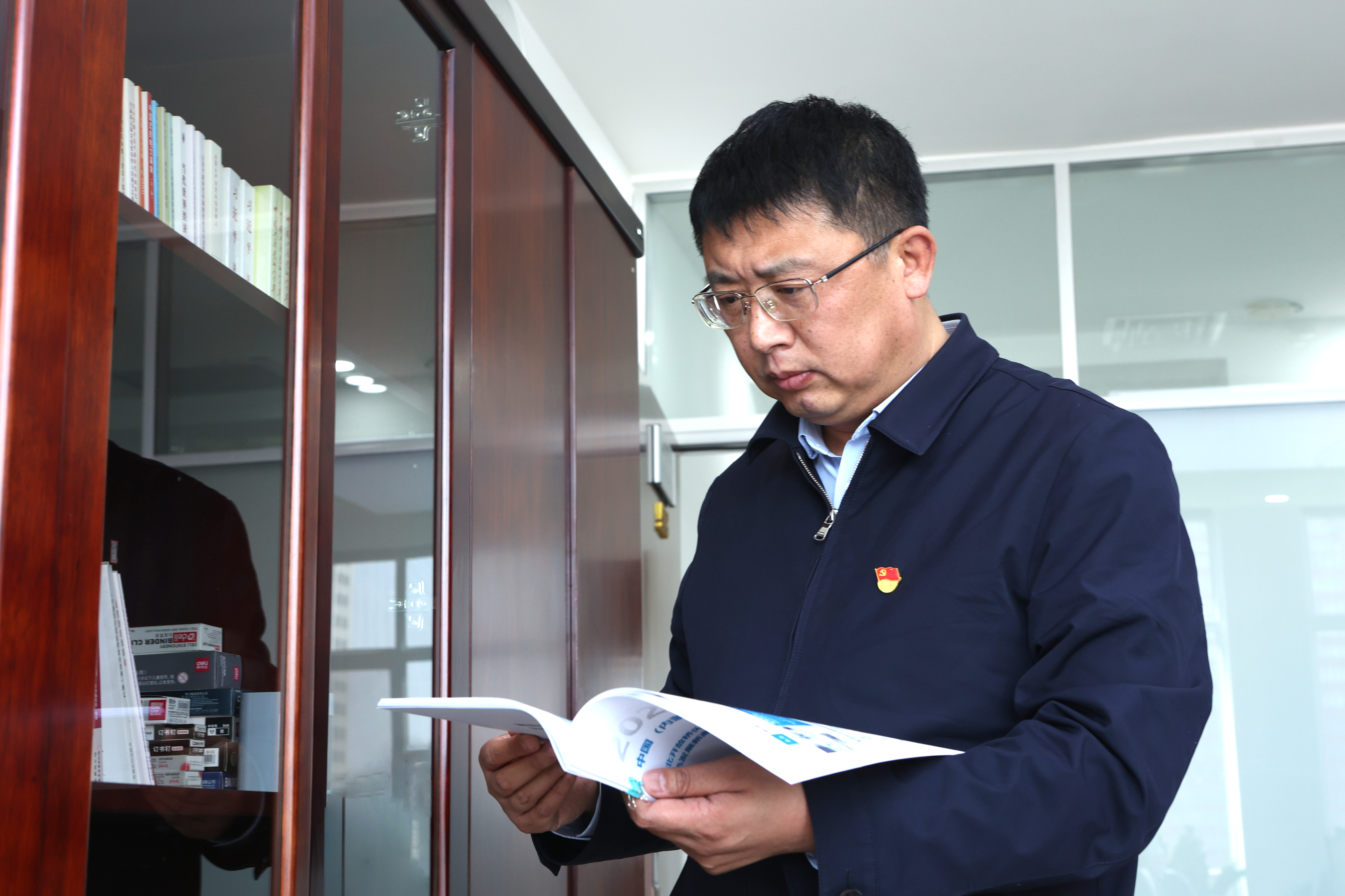 查閱新能源項目開發(fā)相關資料.jpg