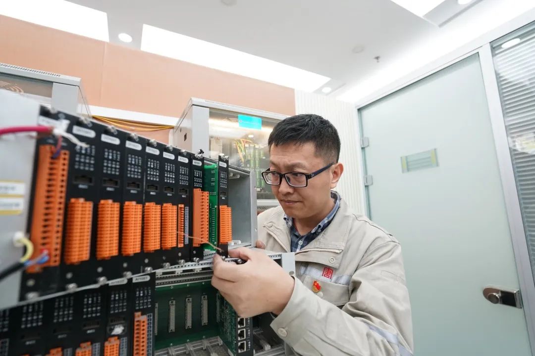 1717123284773055575.jpg 1.圖為高偉正在檢測(cè)控制器.jpg