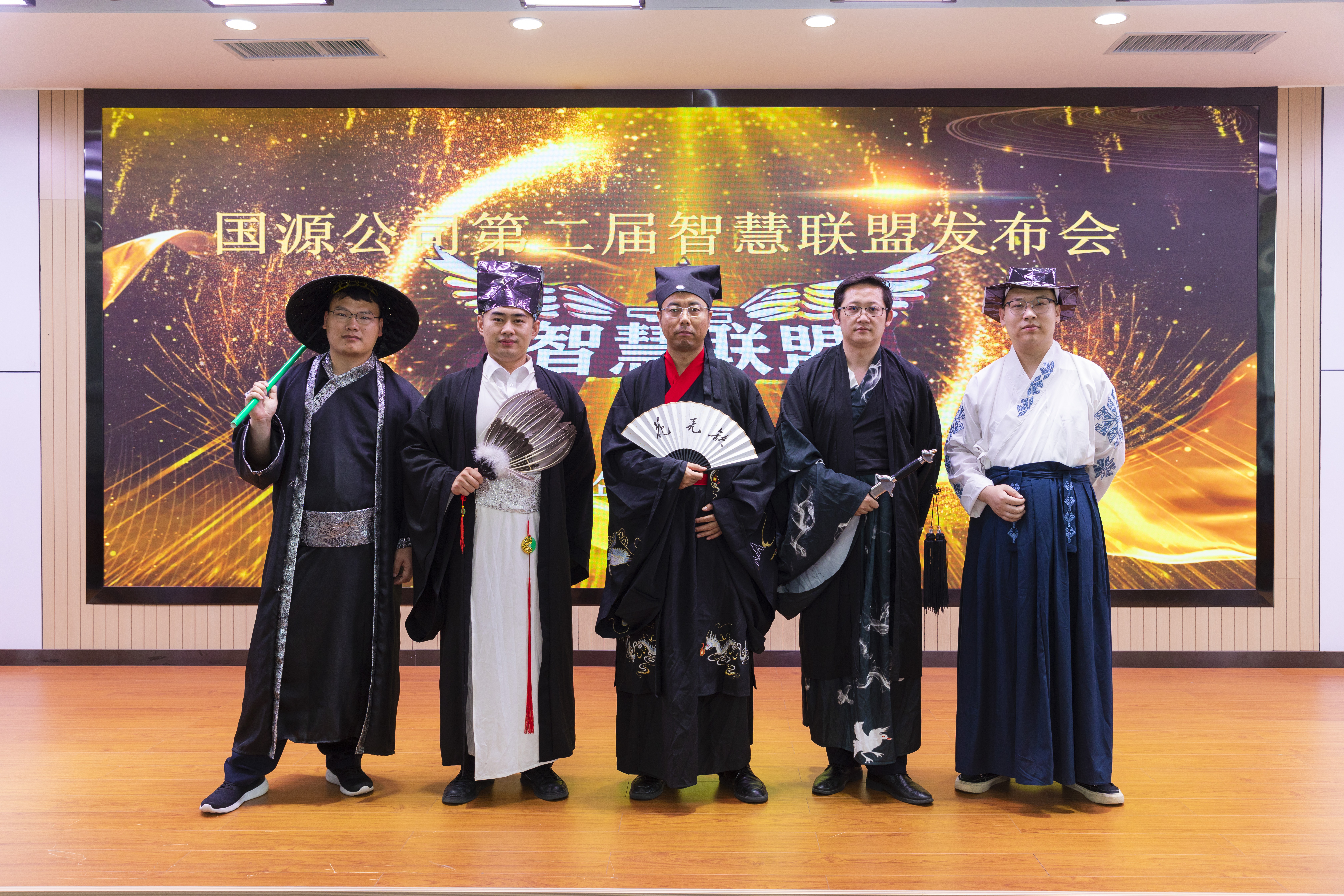 3.智慧聯(lián)盟科技成果發(fā)布會(huì)：身著國(guó)風(fēng)服裝參加智慧聯(lián)盟科技成果發(fā)布會(huì)，“武林風(fēng)”與科技感強(qiáng)烈碰撞，新穎的形式增強(qiáng)了創(chuàng)造動(dòng)力和活動(dòng)吸引力.jpg