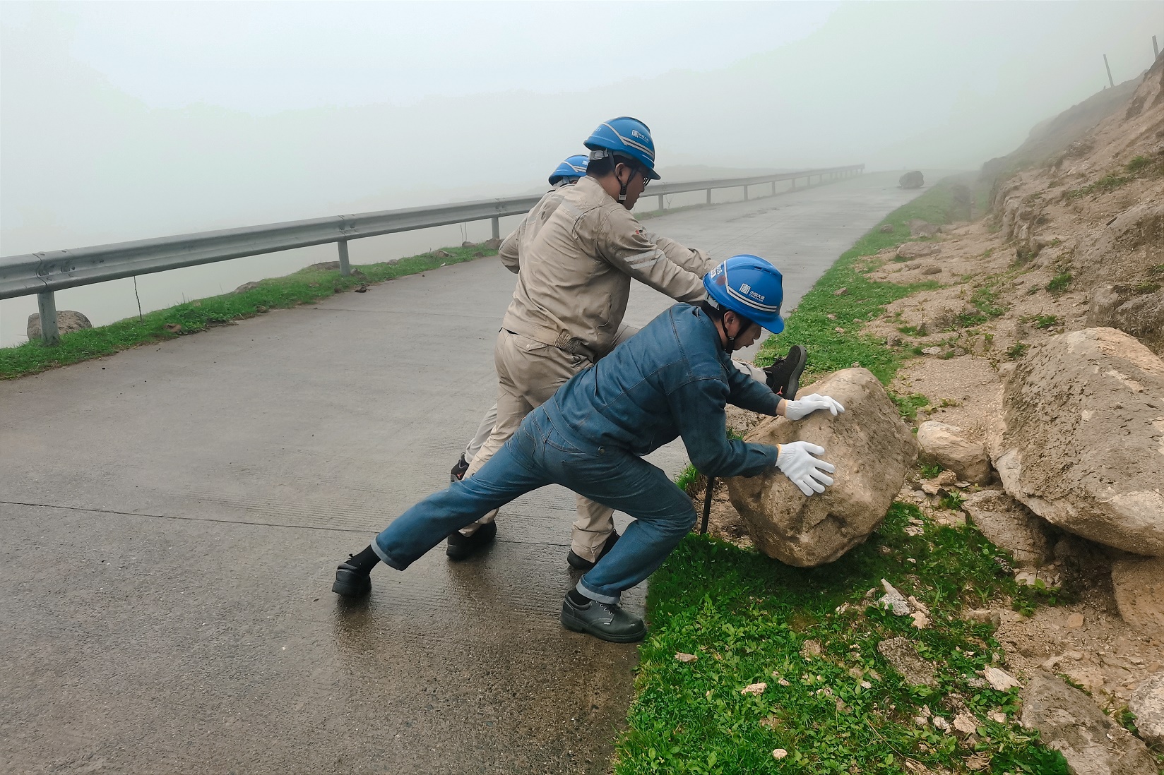 1720744206415096379.jpg 風(fēng)電場清理山路滾石路障.jpg