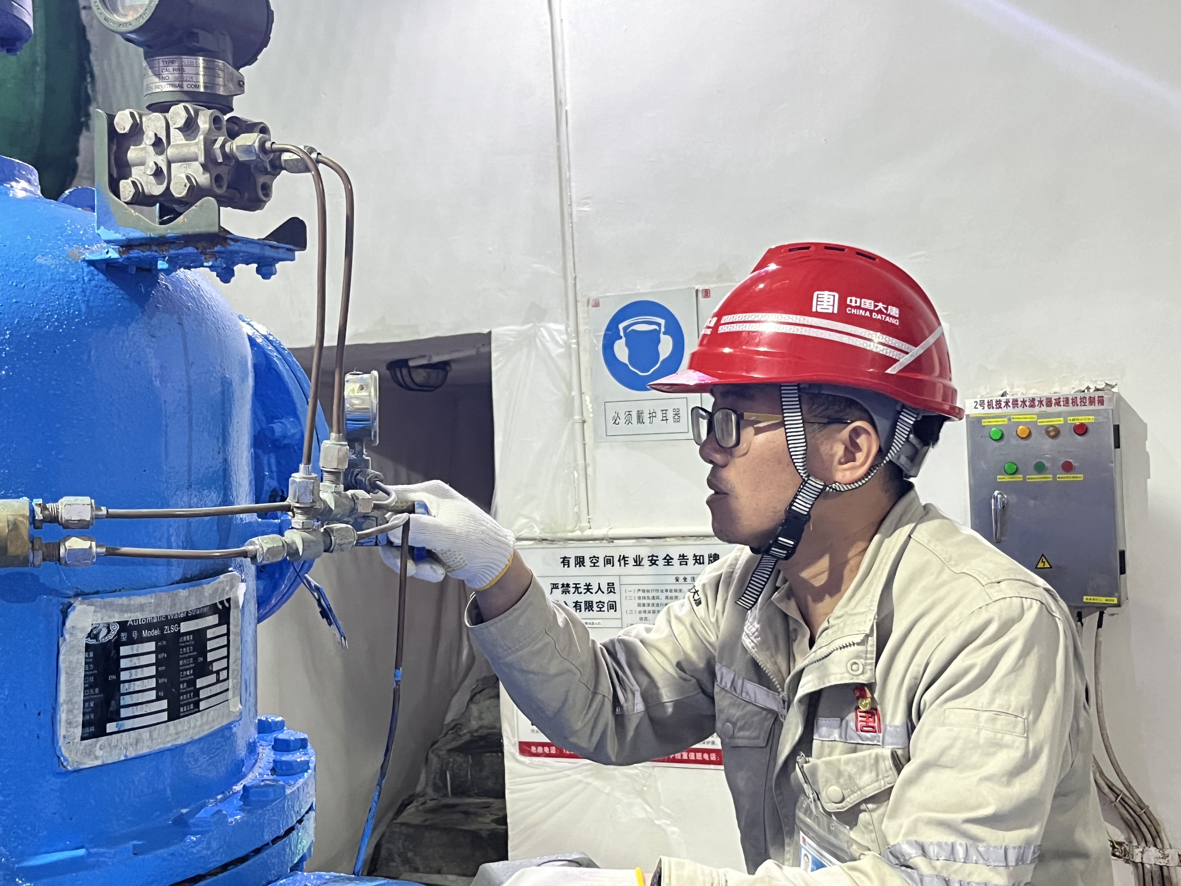 念永飛操作表計(jì)閥門，覃浩攝.jpg